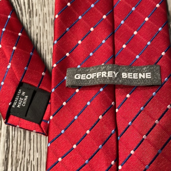 Red tie - Picture 4 of 4